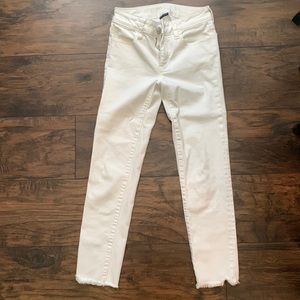 White American Eagle skinny jeans